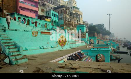 LAL Ghat à Varanasi, Inde par un matin brumeux dans la saison fraîche. Banque D'Images