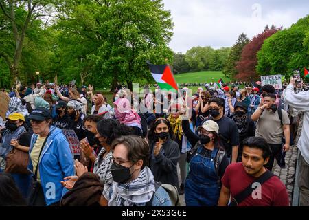 New York, États-Unis. 6 mai 2024. Les manifestants défilent à travers une partie de Central Park car beaucoup sont vus au loin derrière eux. Des centaines d'étudiants se sont rassemblés au Hunter College de Manhattan pour un rassemblement animé, puis ont marché dans l'Upper East Side, Park Avenue et Central Park, avant que plusieurs d'entre eux ne soient arrêtés. Ils ont appelé à la fin de la guerre d'Israël à Gaza et à l'amnistie pour les étudiants arrêtés lors de manifestations pro-palestiniennes de campement. Crédit : M. Stan Reaves/Alamy Live News Banque D'Images