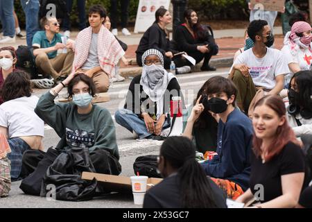 Cambridge, Massachusetts, États-Unis. 06 mai 2024. Un lycéen est assis et bloque Massachusetts Avenue et l'entrée principale du bâtiment administratif du MIT pendant le rassemblement. Les rassemblements se poursuivent au Massachusetts Institute of Technology, ou MIT, campus maintenant trois semaines depuis que les manifestants pro-palestiniens ont commencé un campement. Crédit : SOPA images Limited/Alamy Live News Banque D'Images