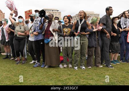 Cambridge, Massachusetts, États-Unis. 06 mai 2024. Les manifestants pro-palestiniens verrouillent les armes après que plusieurs manifestants ont abattu des clôtures et ouvert le campement du MIT aux manifestants étudiants pendant la manifestation. Les rassemblements se poursuivent au Massachusetts Institute of Technology, ou MIT, campus maintenant trois semaines depuis que les manifestants pro-palestiniens ont commencé un campement. Crédit : SOPA images Limited/Alamy Live News Banque D'Images