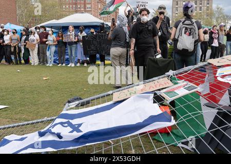 Les manifestants pro-palestiniens verrouillent les armes après que plusieurs manifestants ont abattu des clôtures et ouvert le campement du MIT aux manifestants étudiants pendant la manifestation. Les rassemblements se poursuivent au Massachusetts Institute of Technology, ou MIT, campus maintenant trois semaines depuis que les manifestants pro-palestiniens ont commencé un campement. Les manifestants étudiants exigent que le MIT cède toute implication de l'armée israélienne et des entreprises qui ont des liens avec la guerre en cours à Gaza. Le 6 mai 2024, la présidente du MIT, Sally Kornbluth, a donné aux étudiants une date limite de 14h30 HNE pour quitter le campement ou faire face à une suspension scolaire Banque D'Images