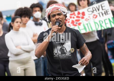 Un chef de manifestation du MIT parle à la foule après que des étudiants ont repris le campement pendant le rassemblement. Les rassemblements se poursuivent au Massachusetts Institute of Technology, ou MIT, campus maintenant trois semaines depuis que les manifestants pro-palestiniens ont commencé un campement. Les manifestants étudiants exigent que le MIT cède toute implication de l'armée israélienne et des entreprises qui ont des liens avec la guerre en cours à Gaza. Le 6 mai 2024, la présidente du MIT, Sally Kornbluth, a donné aux étudiants une date limite de 14h30 HNE pour quitter le campement ou faire face à la suspension de l'école. Tandis qu'une demi-douzaine d'étudiants sont restés dans les encampmen Banque D'Images