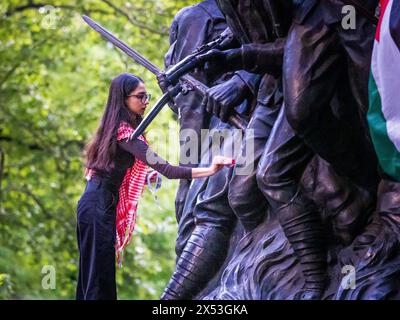 6 mai 2024, New York, New York, États-Unis : un manifestant pro-palestinien place des autocollants sur un monument de la 5ème avenue. Un jour de rage pour Gaza a été appelé à New York par des groupes d'étudiants après les balayages des campements pro-palestiniens dans plusieurs établissements d'enseignement tels que l'Université Columbia, l'Université de New York et la New School. Des marches et des rassemblements ont eu lieu à partir du Hunter College et en essayant de se rapprocher du MET Gala. À un moment donné, le NYPD a été violent contre certains manifestants et plusieurs arrestations ont été effectuées. (Crédit image : © Carlos Chiossone/ZUMA Press Wire) USAGE ÉDITORIAL SEULEMENT! Pas pour Commerci Banque D'Images