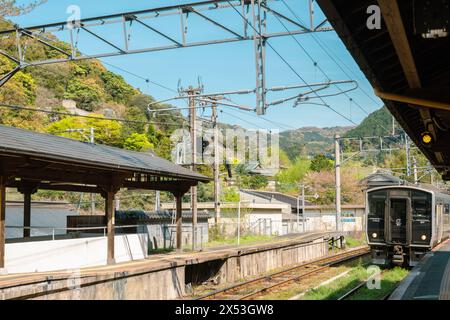 Fukuoka, Japon - 10 avril 2024 : quai de la gare de Sasaguri Kidonanzoinmae Banque D'Images