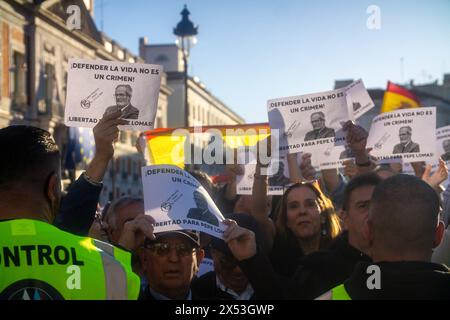 Madrid, Espagne. 06 mai 2024. Les manifestants tiennent des drapeaux et des pancartes pendant une manifestation. Manifestation organisée par l'organisation Desokupa à la Puerta del sol de Madrid en soutien à Pepe Lomas, libraire octogénaire de Ciudad Real, en Espagne, accusé de meurtre pour avoir tué un homme qui était entré dans sa maison de campagne avec deux coups de feu. pour voler. L'événement s'est produit tôt le matin du 1er août 2021. Crédit : SOPA images Limited/Alamy Live News Banque D'Images