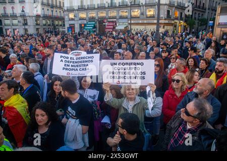 Madrid, Espagne. 06 mai 2024. Les manifestants tiennent des drapeaux et des pancartes pendant une manifestation. Manifestation organisée par l'organisation Desokupa à la Puerta del sol de Madrid en soutien à Pepe Lomas, libraire octogénaire de Ciudad Real, en Espagne, accusé de meurtre pour avoir tué un homme qui était entré dans sa maison de campagne avec deux coups de feu. pour voler. L'événement s'est produit tôt le matin du 1er août 2021. Crédit : SOPA images Limited/Alamy Live News Banque D'Images