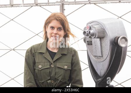 New York, États-Unis. 06 mai 2024. Son Altesse Royale la Princesse Béatrice de York éclaire l'Empire State Building en partenariat avec Outward Bound pour recueillir des fonds pour le programme d'éducation. (Photo de Lev Radin/Pacific Press) crédit : Pacific Press Media production Corp./Alamy Live News Banque D'Images