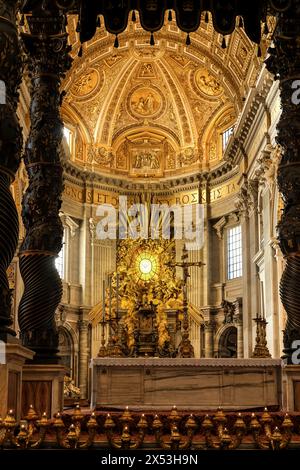 Détail de l'autel de la chaire de préparation Pierre, encadré par l'autel papal & Baldacchino, situé dans la basilique Saint-Pierre de la Cité du Vatican Banque D'Images