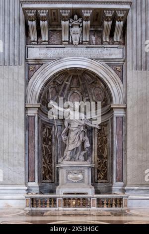 Détail de la statue de nouveau Longinus, le centurion romain qui a percé le flanc du Christ avec une lance, dans la nef centrale de la basilique Saint-Pierre Banque D'Images