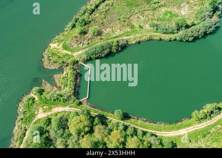 vue aérienne de dessus de la rivière petit barrage dans la lumière du soleil de jour. réservoir pour barrage d'irrigation par pluie d'eau. barrage de dérivation d'eau. Banque D'Images