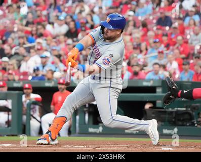 Louis, États-Unis. 06 mai 2024. New York mets DJ Stewart swings, frappant un doublé de la RBI en première manche contre les qualifiés Louis Cardinals au Busch Stadium à nouveaux Louis le lundi 6 mai 2024. Photo de Bill Greenblatt/UPI crédit : UPI/Alamy Live News Banque D'Images