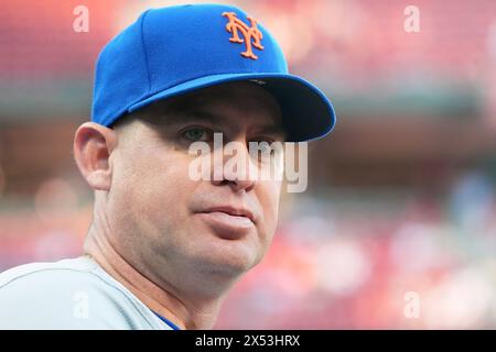 Louis, États-Unis. 06 mai 2024. Carlos Mendoza, directeur des mets de New York, attend le début du match contre les membres Louis Cardinals au Busch Stadium à nouveaux Louis le lundi 6 mai 2024. Photo de Bill Greenblatt/UPI crédit : UPI/Alamy Live News Banque D'Images