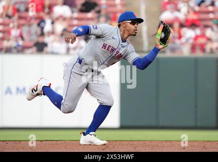 Louis, États-Unis. 06 mai 2024. New York mets Shortstop Francisco Lindor gant un drive de ligne pour un Out on a ball hit par Louis Cardinals Masyn Winn en deuxième manche au Busch Stadium en un Louis le lundi 6 mai 2024. Photo de Bill Greenblatt/UPI crédit : UPI/Alamy Live News Banque D'Images