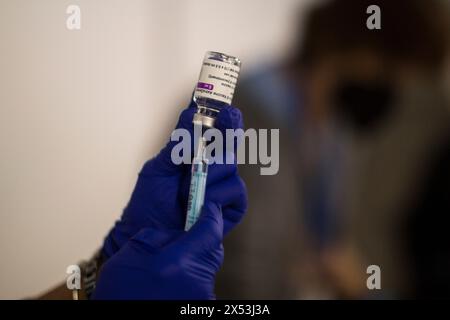 Madrid, Espagne. 09th Apr, 2021. Une infirmière se prépare à administrer une dose du vaccin AstraZeneca à un patient, au centre de vaccination Wizink. La société pharmaceutique AstraZeneca cessera de commercialiser son vaccin contre le coronavirus en Europe à partir du 7 mai 2024, une décision prise par la société elle-même auprès de la Commission européenne. (Photo de Luis Soto/SOPA images/SIPA USA) crédit : SIPA USA/Alamy Live News Banque D'Images