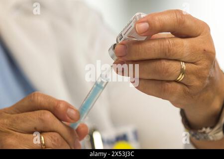 Madrid, Espagne. 09th Apr, 2021. Une infirmière se prépare à administrer une dose du vaccin AstraZeneca à un patient, au centre de vaccination Wizink. La société pharmaceutique AstraZeneca cessera de commercialiser son vaccin contre le coronavirus en Europe à partir du 7 mai 2024, une décision prise par la société elle-même auprès de la Commission européenne. (Photo de Luis Soto/SOPA images/SIPA USA) crédit : SIPA USA/Alamy Live News Banque D'Images