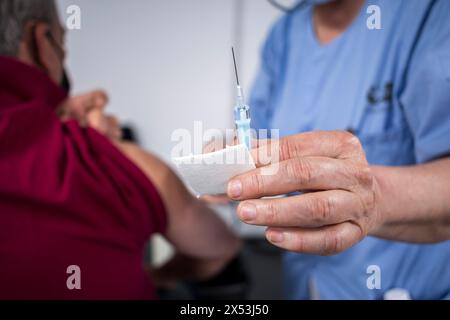 Madrid, Espagne. 9 avril 2021. Une infirmière se prépare à administrer une dose du vaccin AstraZeneca à un patient, au centre de vaccination Wizink. La société pharmaceutique AstraZeneca cessera de commercialiser son vaccin contre le coronavirus en Europe à partir du 7 mai 2024, une décision prise par la société elle-même auprès de la Commission européenne. (Crédit image : © Luis Soto/SOPA images via ZUMA Press Wire) USAGE ÉDITORIAL SEULEMENT! Non destiné à UN USAGE commercial ! Banque D'Images