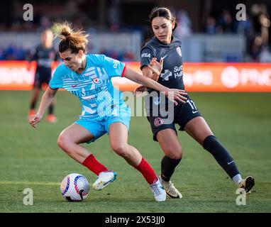 05 mai 2024 San Jose, CA États-Unis milieu de terrain des Chicago Red Stars Cari Roccaro(4)éloigne le ballon de l'attaquant du Bay FC Scarlett Camberos (11)pendant le match NWSL entre le Chicago Red Star et le Bay FC. Chicago Beat Bay FC 2-1 au Pay Pal Park San Jose Calif. Thurman James/CSM Banque D'Images