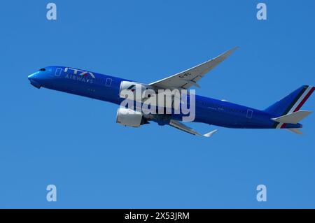 Airbus A350-900 de TA Airways immatriculé EI-IFC au départ de LAX, aéroport international de Los Angeles. Banque D'Images