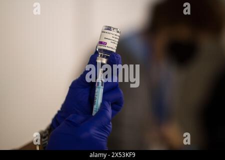 Madrid, Espagne. 09th Apr, 2021. Une infirmière se prépare à administrer une dose du vaccin AstraZeneca à un patient, au centre de vaccination Wizink. La société pharmaceutique AstraZeneca cessera de commercialiser son vaccin contre le coronavirus en Europe à partir du 7 mai 2024, une décision prise par la société elle-même auprès de la Commission européenne. Crédit : SOPA images Limited/Alamy Live News Banque D'Images