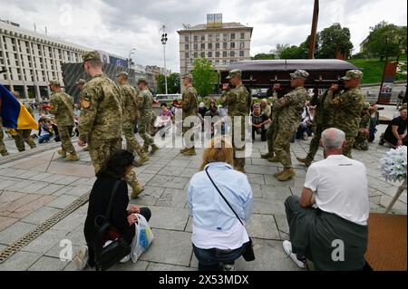 Kiev, Ukraine. 06 mai 2024. Les gens se mettent sur un genou alors que les militaires ukrainiens portent le cercueil du soldat ukrainien Edouard Khatmullin, mort au combat contre les troupes russes, lors d’une cérémonie funéraire sur la place de l’indépendance à Kiev. Crédit : SOPA images Limited/Alamy Live News Banque D'Images