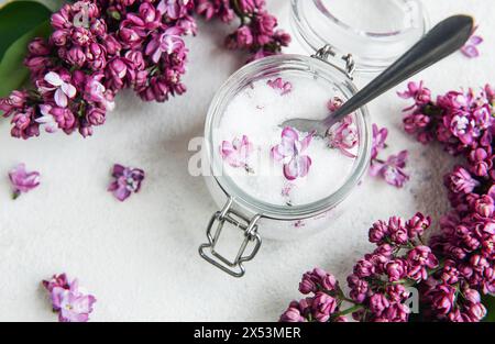 Sucre lilas dans un pot en verre et fleurs de lilas fraîches Banque D'Images