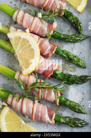 Asperges avec jambon avant cuisson dans une poêle Banque D'Images