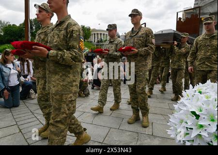 Kiev, Ukraine. 06 mai 2024. Des militaires ukrainiens portent le cercueil du soldat ukrainien Edouard Khatmullin, mort au combat contre les troupes russes, lors d'une cérémonie funéraire sur la place de l'indépendance à Kiev. (Photo de Sergei Chuzavkov/SOPA images/SIPA USA) crédit : SIPA USA/Alamy Live News Banque D'Images