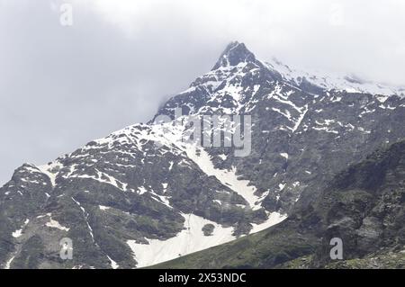 Pir Panjal chaîne de montagne comme vu dans la vallée de Pattan de Lauhal et Spiti dans l'Himachal Pradesh Inde. Banque D'Images