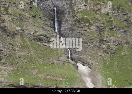 Un petit ruisseau d'eau coulant vers le bas de la colline en forme de chute d'eau en cascade dans la vallée de lahaul himachal pradesh inde. Banque D'Images