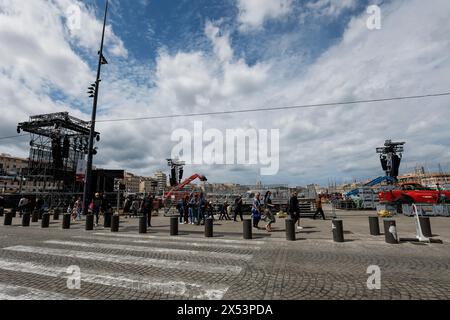 Marseille, France. 06 mai 2024. © PHOTOPQR/LE DAUPHINE/Christophe AGOSTINIS ; Marseille ; 06/05/2024 ; Marseille le 6 mai 2024. Le vieux port se transforme pour l'arrivée de la flamme olympique. Photo Christophe Agostinis/le Dauphiné libéré Jeux Olympiques 2024 : 05/2024 ; Marseille/Carpiagne 6 mai 2024. Exercices pour sécuriser le relais de la torche olympique. La flamme olympique qui traversera la France devrait arriver à Marseille le 8 mai. Crédit : MAXPPP/Alamy Live News Banque D'Images