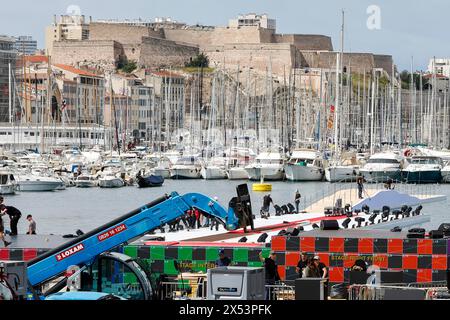 Marseille, France. 06 mai 2024. © PHOTOPQR/LE DAUPHINE/Christophe AGOSTINIS ; Marseille ; 06/05/2024 ; Marseille le 6 mai 2024. Le vieux port se transforme pour l'arrivée de la flamme olympique. Photo Christophe Agostinis/le Dauphiné libéré Jeux Olympiques 2024 : 05/2024 ; Marseille/Carpiagne 6 mai 2024. Exercices pour sécuriser le relais de la torche olympique. La flamme olympique qui traversera la France devrait arriver à Marseille le 8 mai. Crédit : MAXPPP/Alamy Live News Banque D'Images