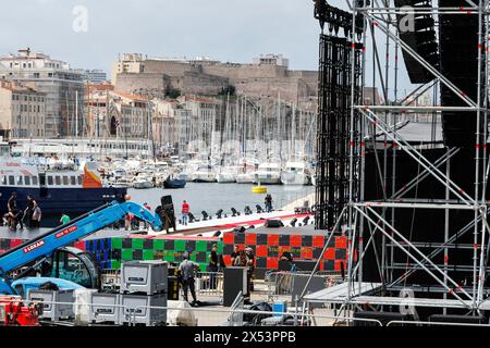 Marseille, France. 06 mai 2024. © PHOTOPQR/LE DAUPHINE/Christophe AGOSTINIS ; Marseille ; 06/05/2024 ; Marseille le 6 mai 2024. Le vieux port se transforme pour l'arrivée de la flamme olympique. Photo Christophe Agostinis/le Dauphiné libéré Jeux Olympiques 2024 : 05/2024 ; Marseille/Carpiagne 6 mai 2024. Exercices pour sécuriser le relais de la torche olympique. La flamme olympique qui traversera la France devrait arriver à Marseille le 8 mai. Crédit : MAXPPP/Alamy Live News Banque D'Images