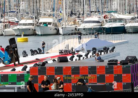 Marseille, France. 06 mai 2024. © PHOTOPQR/LE DAUPHINE/Christophe AGOSTINIS ; Marseille ; 06/05/2024 ; Marseille le 6 mai 2024. Le vieux port se transforme pour l'arrivée de la flamme olympique. Photo Christophe Agostinis/le Dauphiné libéré Jeux Olympiques 2024 : 05/2024 ; Marseille/Carpiagne 6 mai 2024. Exercices pour sécuriser le relais de la torche olympique. La flamme olympique qui traversera la France devrait arriver à Marseille le 8 mai. Crédit : MAXPPP/Alamy Live News Banque D'Images