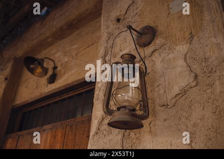 Vieux quartier historique de Dubaï. Lampes suspendues en vieux verre arabe oriental dans la boutique de souvenirs arabes colorés. Banque D'Images