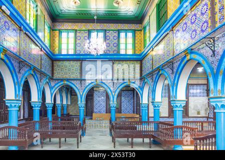 Erriadh, Tunisie - 2 mai 2024 : , vue intérieure de la synagogue historique El Ghriba à Erriadh, sur l'île de Djerba. C'est la plus ancienne synagogue de Tunesoa, DJ Banque D'Images