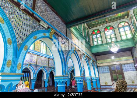 Erriadh, Tunisie - 2 mai 2024 : , vue intérieure de la synagogue historique El Ghriba à Erriadh, sur l'île de Djerba. C'est la plus ancienne synagogue de Tunesoa, DJ Banque D'Images