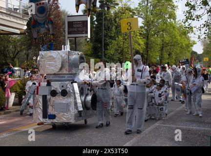 Abano Street Carnival, événement en direct avec défilés de carnaval, musique, danse et divertissement pour tous les âges. NASA et espace Banque D'Images