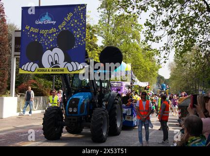 Abano Street Carnival, événement en direct avec défilés de carnaval, musique, danse et divertissement pour tous les âges. Flotteur de carnaval Mickey Mouse Banque D'Images