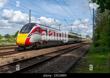 La Class 801 215 se dirige vers le sud avec un service LNER de York à London Kings Cross en passant devant Offord Cluny, Cambridgeshire le 4 mai 2024 Banque D'Images