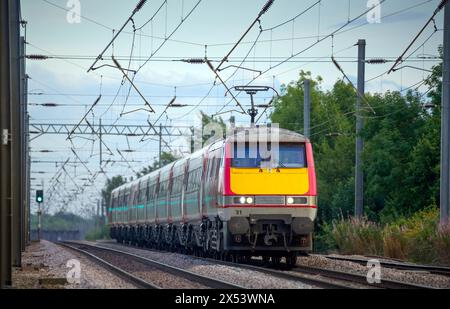 La Class 91 131 se dirige vers le nord à Abbots Ripton avec un service London Kings Cross à Skipton le 16 août 2017. Banque D'Images