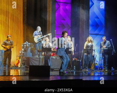 Concert de musique - MASSIMO RANIERI - TUTTI i SOGNI ANCORA IN VOLO TOUR 2024 Massimo RANIERI pendant MASSIMO RANIERI - TUTTI i SOGNI ANCORA IN VOLO TOUR 2024 , concert de musique à Vérone, Italie, mai 2024 Verona Teatro Filarmonico Italie Copyright : xMariaxCristinaxNapolitanox/xLiveMediax LPM 1340702 Banque D'Images