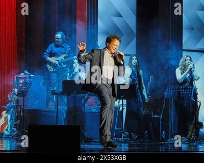 Concert de musique - MASSIMO RANIERI - TUTTI i SOGNI ANCORA IN VOLO TOUR 2024 Massimo RANIERI pendant MASSIMO RANIERI - TUTTI i SOGNI ANCORA IN VOLO TOUR 2024 , concert de musique à Vérone, Italie, mai 2024 Verona Teatro Filarmonico Italie Copyright : xMariaxCristinaxNapolitanox/xLiveMediax LPM 1340699 Banque D'Images