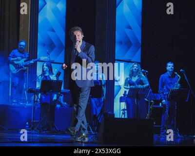 Concert de musique - MASSIMO RANIERI - TUTTI i SOGNI ANCORA IN VOLO TOUR 2024 Massimo RANIERI pendant MASSIMO RANIERI - TUTTI i SOGNI ANCORA IN VOLO TOUR 2024 , concert de musique à Vérone, Italie, mai 2024 Verona Teatro Filarmonico Italie Copyright : xMariaxCristinaxNapolitanox/xLiveMediax LPM 1340697 Banque D'Images