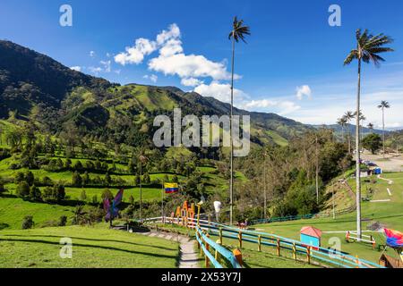 Centre de divertissement dans la vallée de Valle del Cocora avec de grands palmiers de cire. Salento, département de Quindio. Destination voyage Colombie. Banque D'Images