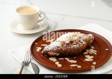 Croissant d'amandes sur plaque d'argile de près Banque D'Images