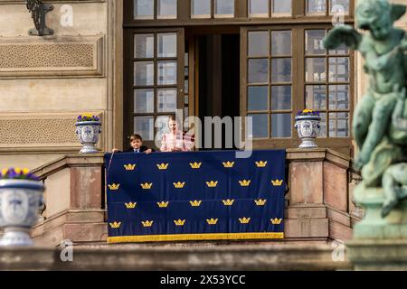 Le prince Oscar et la princesse Estelle brandissent le drapeau danois à l'arrivée du couple royal danois à Skeppsbron à Stockholm, le lundi 6 mai 2024. À l'arrivée, le couple royal est reçu par le roi Carl XVI Gustaf et la reine Silvia. Lundi et mardi, le couple royal danois effectuera sa première visite d’État en Suède. Lors de la visite d’Etat, le couple royal rencontrera entre autres des astronautes danois et suédois, visitera la station de la flotte Berga et assistera à un dîner de gala au Palais Royal. (Photo : IDA Marie Odgaard/Ritzau Scanpix) Banque D'Images