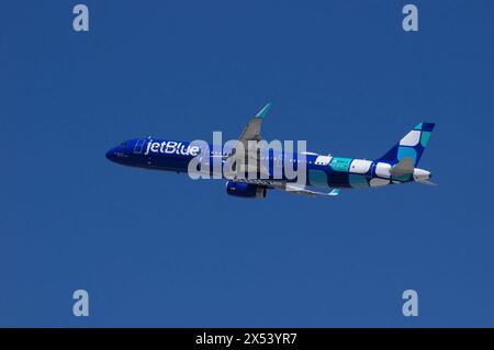 Airbus A321 de JetBlue Airways immatriculé N986JB, livrée « A Defining moment », montré au départ de LAX, aéroport international de Los Angeles. Banque D'Images