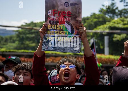 Bandung, Java occidental, Indonésie. 7 mai 2024. Les étudiants manifestants pro-palestiniens se rassemblent pour manifester leur solidarité avec les Palestiniens, exigeant la fin des attaques israéliennes et du génocide contre Gaza à Bandung. (Crédit image : © Algi Febri Sugita/ZUMA Press Wire) USAGE ÉDITORIAL SEULEMENT! Non destiné à UN USAGE commercial ! Crédit : ZUMA Press, Inc/Alamy Live News Banque D'Images