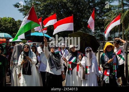 Bandung, Java occidental, Indonésie. 7 mai 2024. Les étudiants manifestants pro-palestiniens se rassemblent pour manifester leur solidarité avec les Palestiniens, exigeant la fin des attaques israéliennes et du génocide contre Gaza à Bandung. (Crédit image : © Algi Febri Sugita/ZUMA Press Wire) USAGE ÉDITORIAL SEULEMENT! Non destiné à UN USAGE commercial ! Crédit : ZUMA Press, Inc/Alamy Live News Banque D'Images