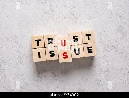 Le mot problèmes de confiance sur les cubes en bois. Méfiance dans les affaires, les relations personnelles, le mariage et les relations. Banque D'Images